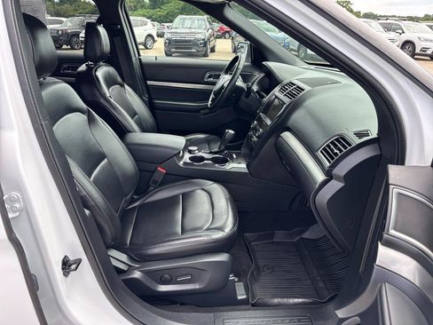 Used 2019 Ford Explorer XLT w/ Equipment Group 202A AWD/4WD image 25