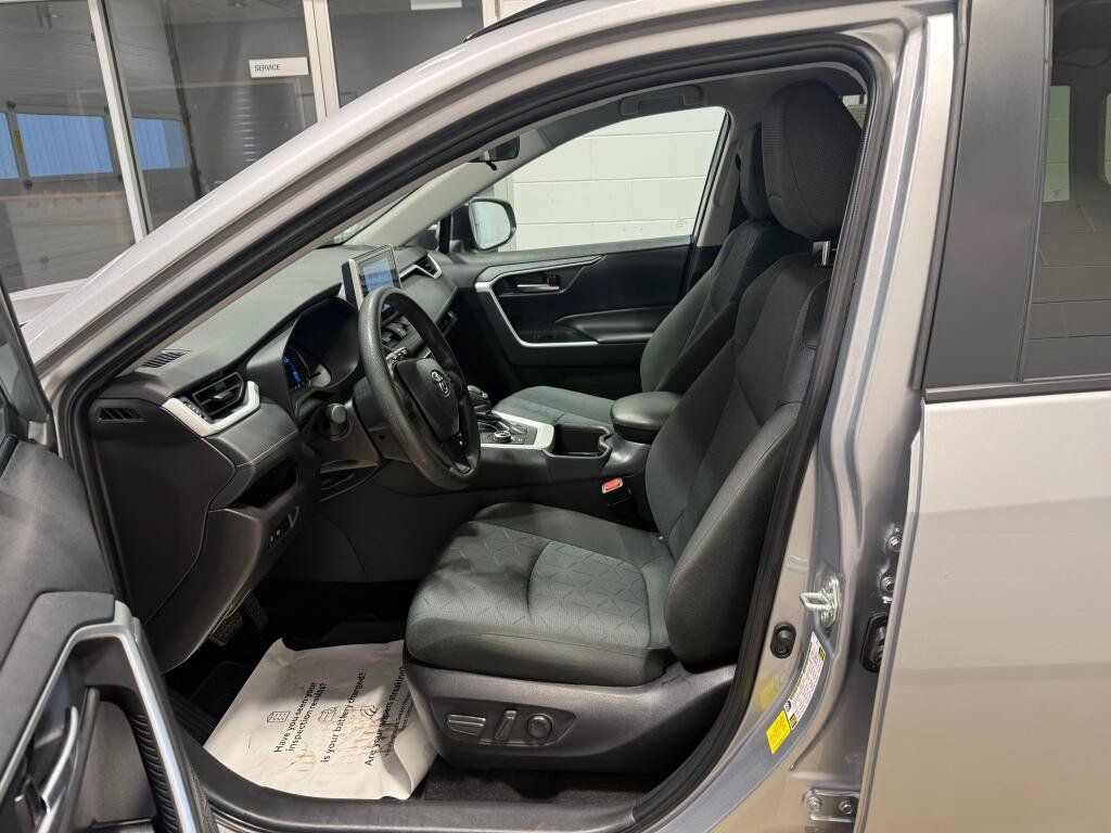 Used 2025 Toyota RAV4 XLE AWD/4WD image 21