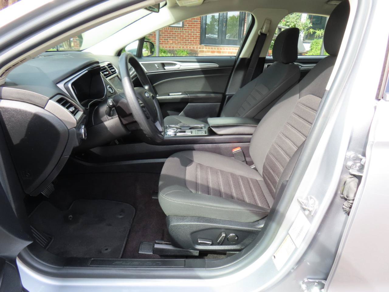 Used 2020 Ford Fusion SE FWD image 15