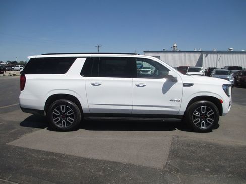 Used 2024 GMC Yukon XL AT4 w/ Technology Package AWD/4WD image 5