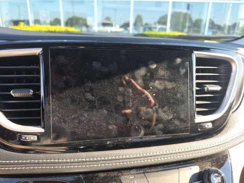 Used 2022 Chrysler Pacifica Touring-L FWD image 8