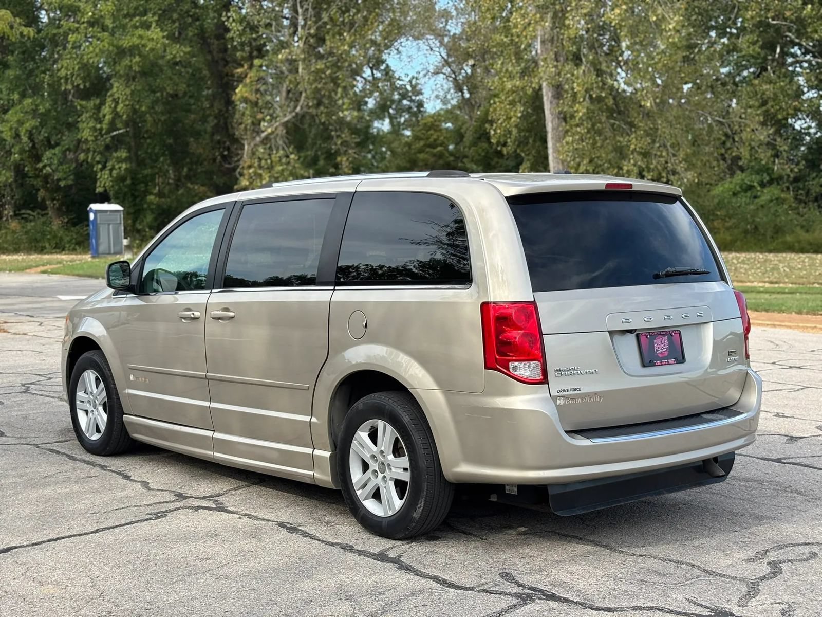 Used 2013 Dodge Grand Caravan Crew FWD image 11