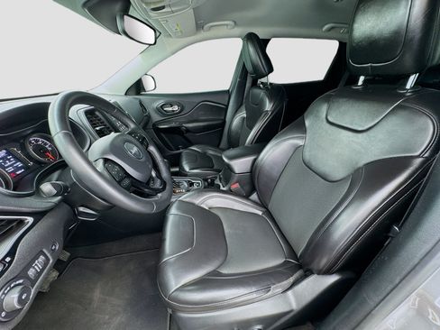Used 2019 Jeep Cherokee Latitude Plus FWD image 13