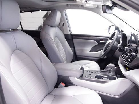 Used 2023 Toyota Highlander XLE image 13