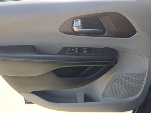 Used 2020 Chrysler Voyager Lxi image 10