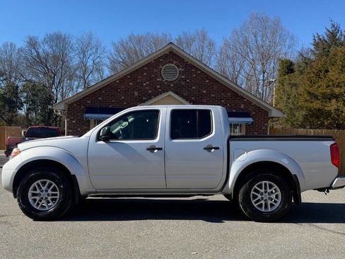 Used 2020 Nissan Frontier SV image 2