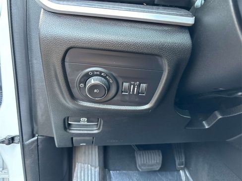 Used 2022 Jeep Grand Cherokee Limited image 20