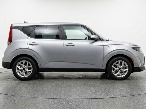 Used 2025 Kia Soul LX w/ LX Technology Package FWD image 11
