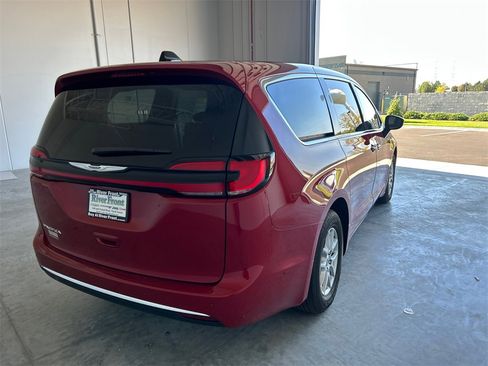 New 2025 Chrysler Pacifica Select image 8