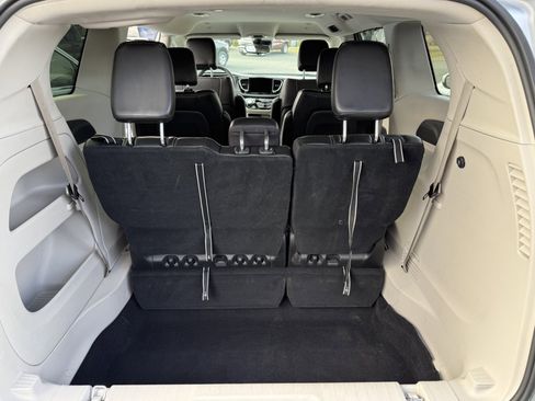 Used 2023 Chrysler Pacifica Touring-L image 17