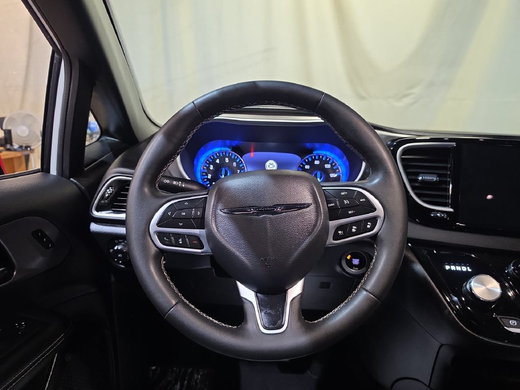 Used 2025 Chrysler Pacifica Select FWD image 11