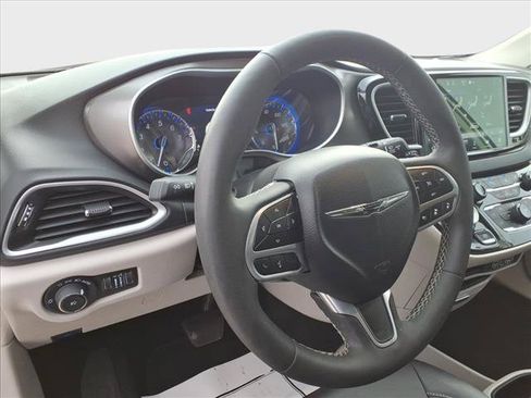 Used 2024 Chrysler Pacifica Touring-L FWD image 20