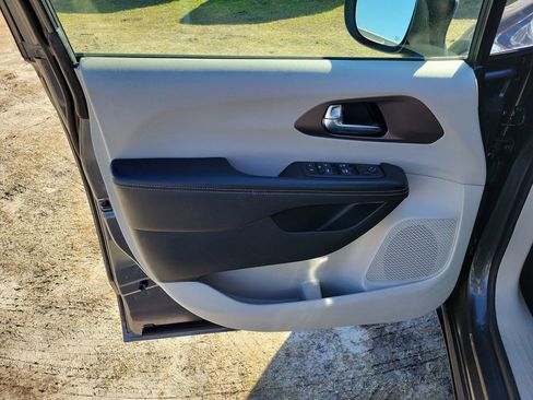 Used 2023 Chrysler Voyager LX FWD image 11