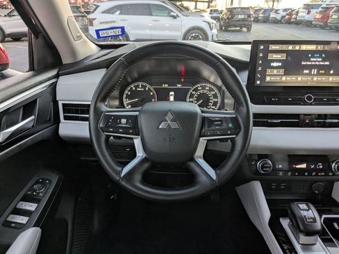 Used 2025 Mitsubishi Outlander SE image 16