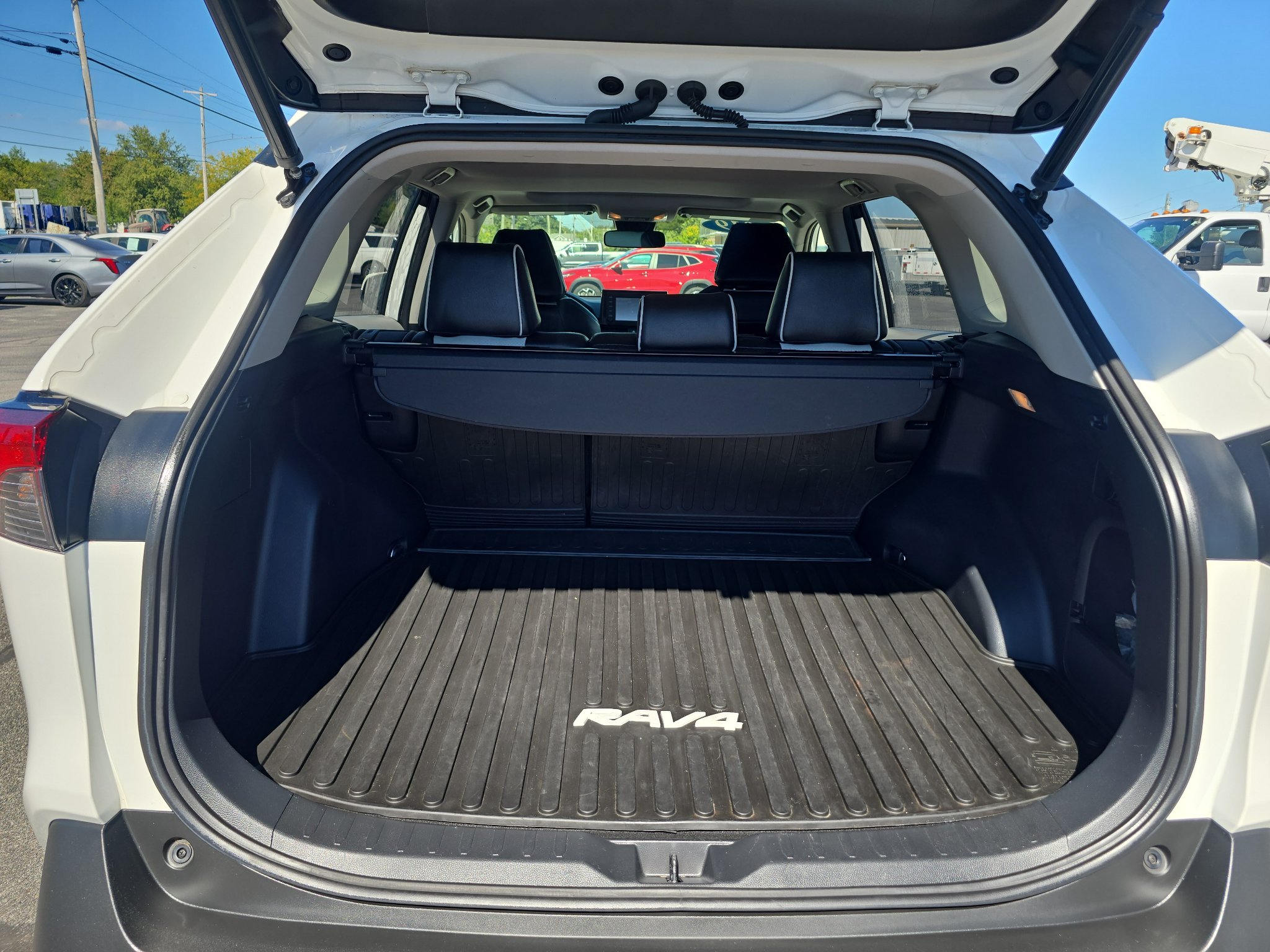 Used 2019 Toyota RAV4 XLE w/ Convenience Package AWD/4WD image 10