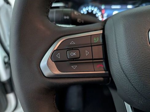 Used 2025 Jeep Compass Limited image 17