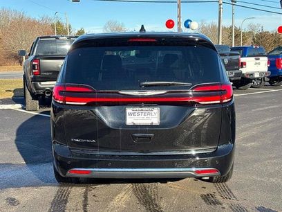 New 2026 Chrysler Pacifica Select