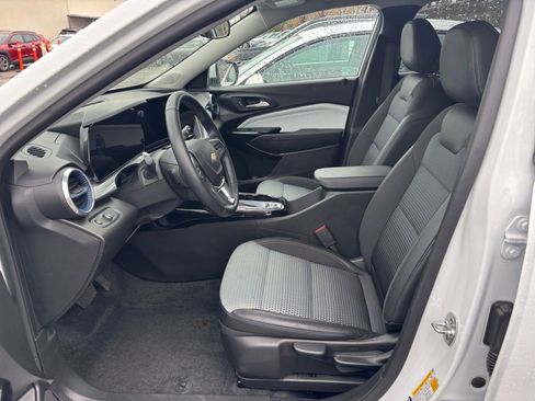 Used 2025 Chevrolet Trax LT w/ LT Convenience Package image 25