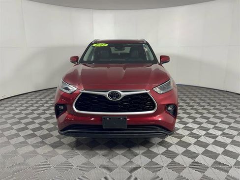 Certified 2024 Toyota Highlander XLE image 2