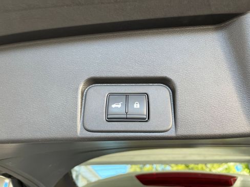 Used 2025 Nissan Rogue SV image 34