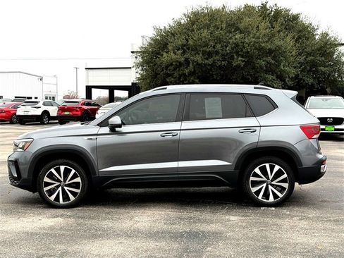 Certified 2022 Volkswagen Taos SE image 5