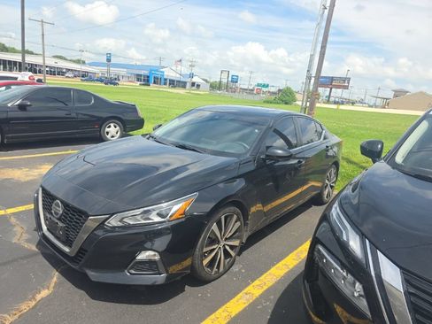 Certified 2021 Nissan Altima 2.5 SR w/ SR Premium Package FWD image 1
