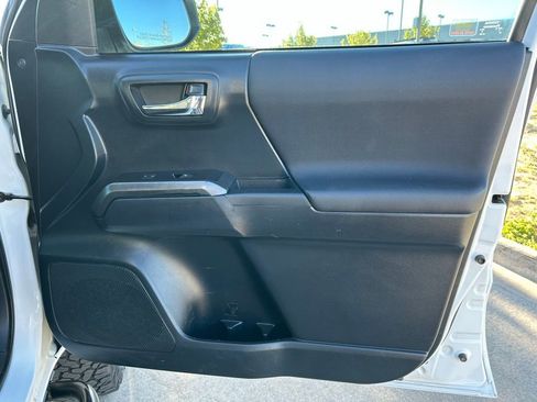 Used 2019 Toyota Tacoma TRD Off-Road AWD/4WD image 29