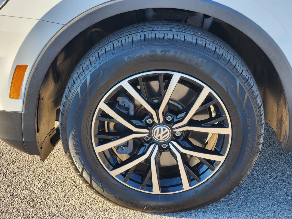 Used 2021 Volkswagen Tiguan SE w/ Panoramic Sunroof Package FWD image 7