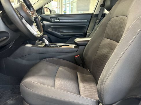 Used 2025 Nissan Altima 2.5 SV FWD image 11