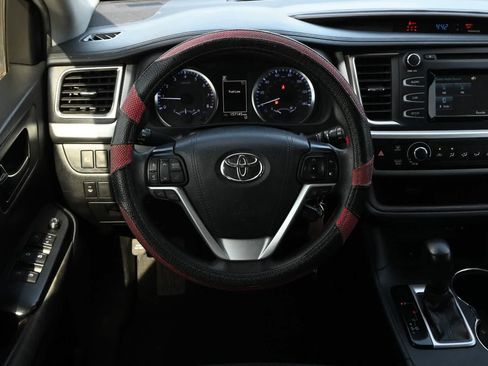 Used 2019 Toyota Highlander LE FWD image 7