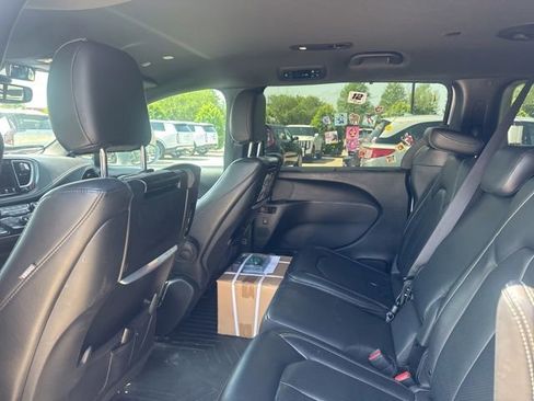 Used 2022 Chrysler Pacifica Touring-L w/ Uconnect Theater Family Group FWD image 29