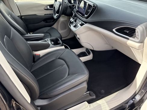 Used 2024 Chrysler Pacifica Select image 11