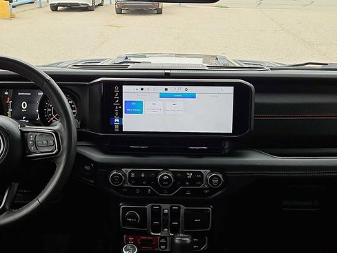 Used 2025 Jeep Gladiator Rubicon w/ Convenience Group AWD/4WD image 16