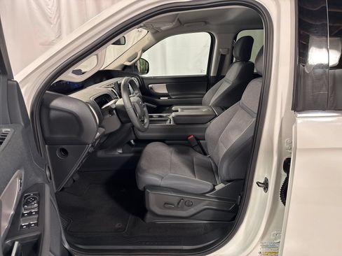 Used 2025 Ford Expedition Active AWD/4WD image 3