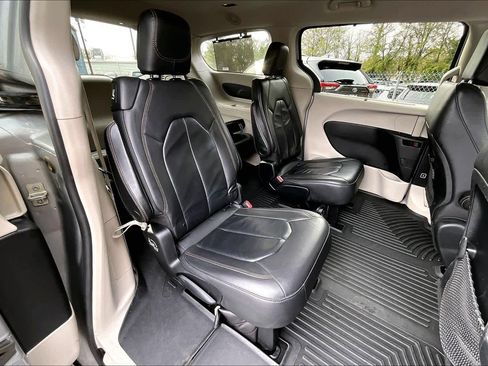 Used 2017 Chrysler Pacifica Touring-L image 17