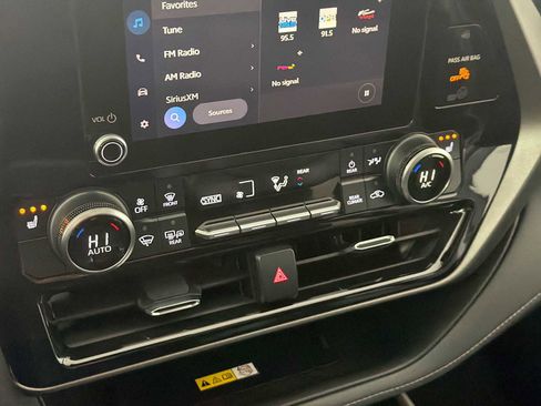Used 2023 Toyota Highlander XLE image 17