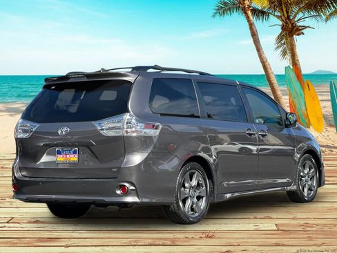 Used 2020 Toyota Sienna SE w/ SE Preferred Package image 6
