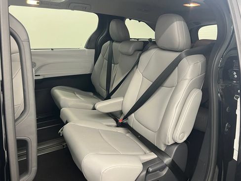 Used 2026 Toyota Sienna XLE FWD image 12
