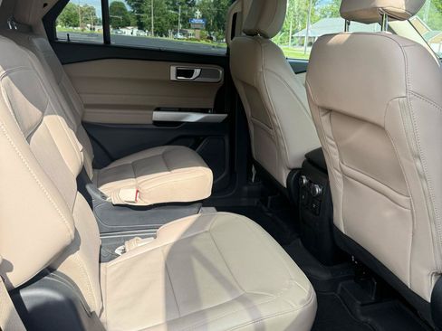 Used 2022 Ford Explorer Limited w/ Equipment Group 301A AWD/4WD image 10