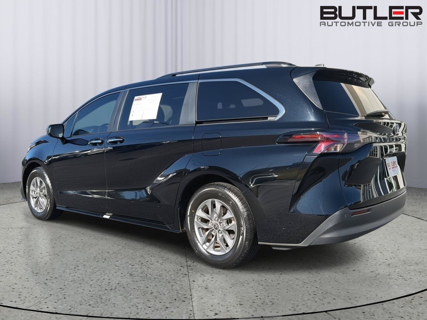 Used 2023 Toyota Sienna XLE FWD image 4