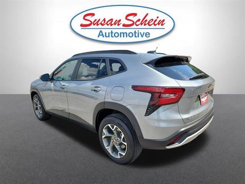 Used 2025 Chevrolet Trax LT FWD image 25