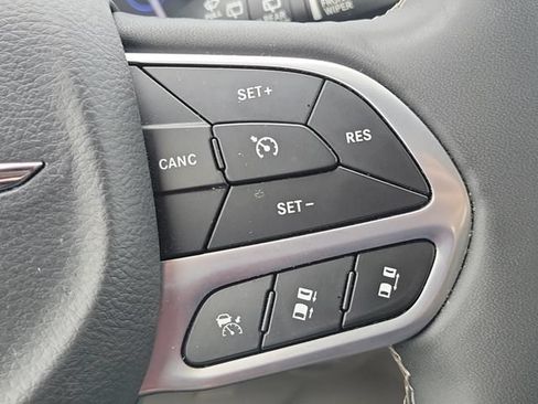 Used 2023 Chrysler Pacifica Touring-L FWD image 25
