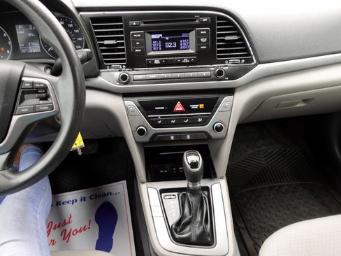 Used 2017 Hyundai Elantra SE image 10