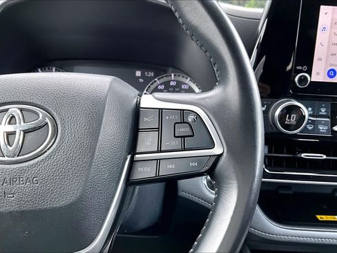 Used 2023 Toyota Highlander XLE AWD/4WD image 25