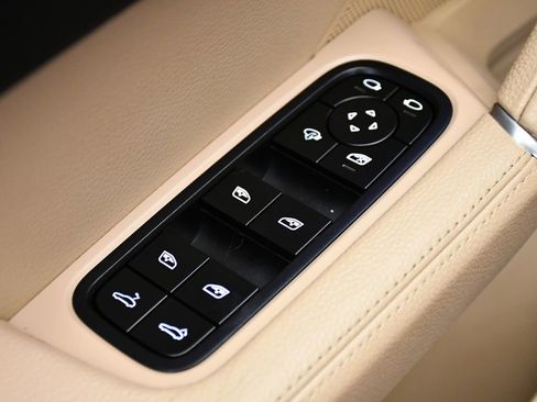 Used 2022 Porsche Cayenne Platinum Edition image 35