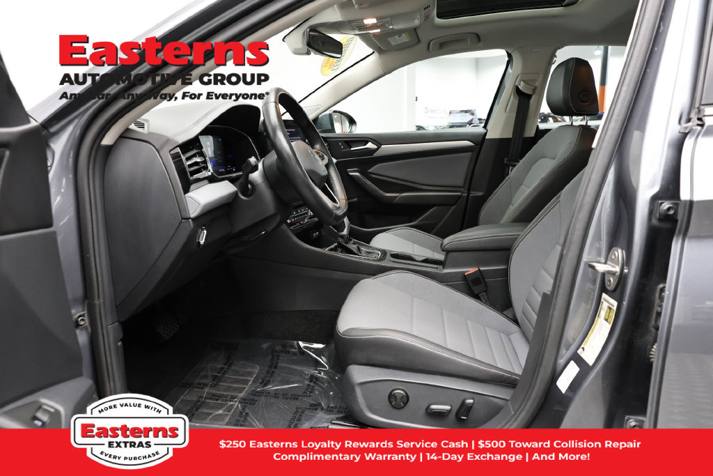 Used 2025 Volkswagen Jetta SE FWD image 15