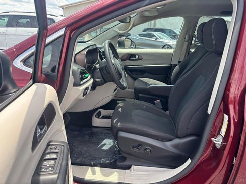Used 2023 Chrysler Voyager LX FWD image 8