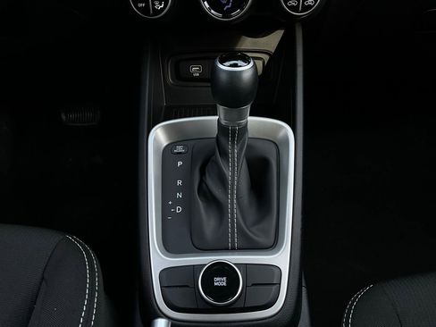 Used 2025 Hyundai Venue SEL image 24