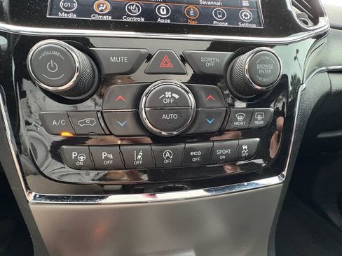 Used 2022 Jeep Grand Cherokee Limited image 32