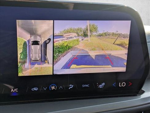 Used 2024 Chevrolet Traverse LT image 8